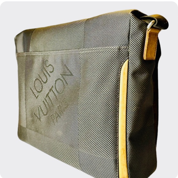 78 Louis Vuitton Messenger Bag - Picture 6 of 15